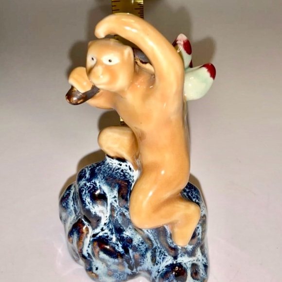 Vintage Adorable Asian Porcelain Monkey With Coconut Figurine - Picture 4 of 9